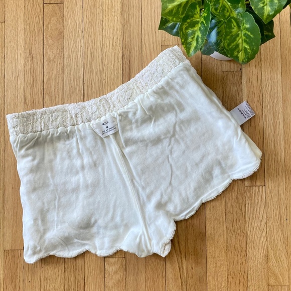 Pins and Needles Cream Lace Scalloped Shorts – Size S - Picture 10 of 11